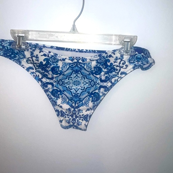 Girls  bikini Blue and White. Size XL. Polyamid/Elastin. Like New👙 - Picture 7 of 12